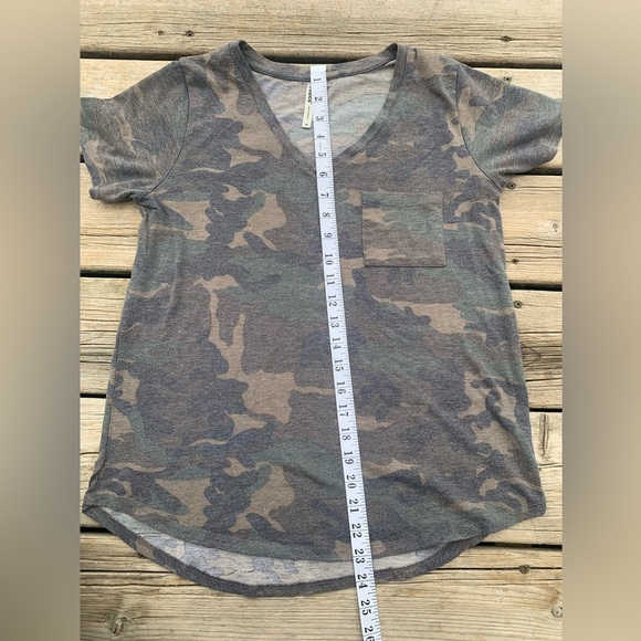 💛 Trescics Camo Print V-Neck Tee with Pocket - Size S - Picture 7 of 7